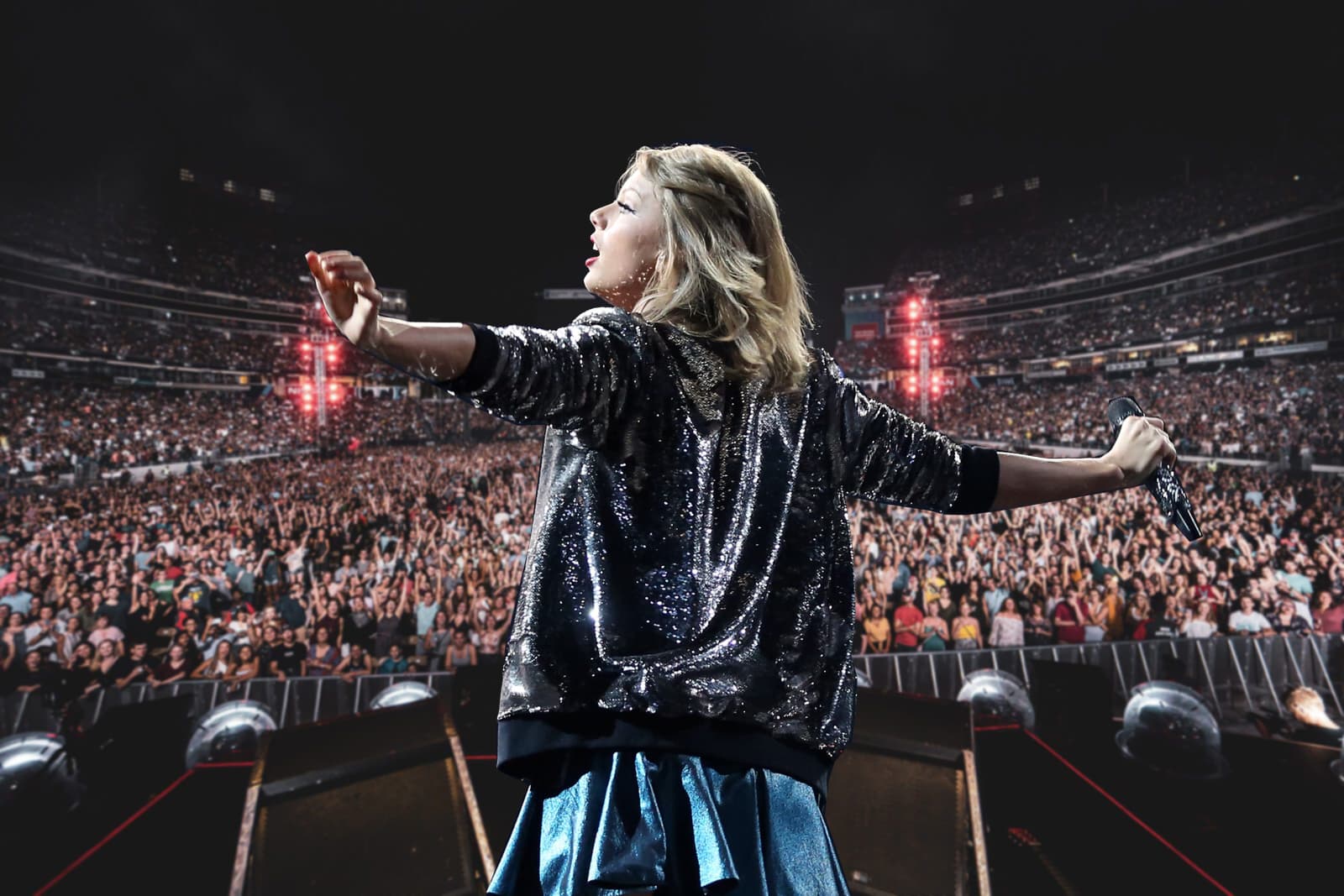 Thousands Of Fans Flock To Hear Singer Bitch About Ex-Boyfriends For Three Hours